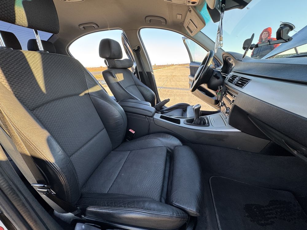 BMW E90 facelift / negru / 318D