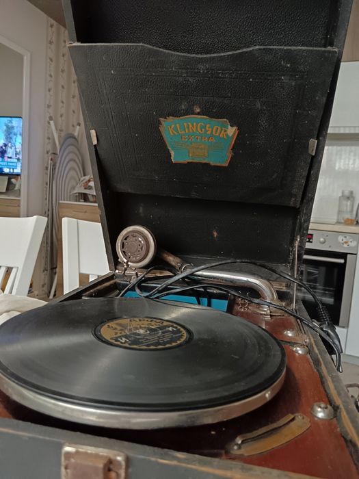 Винтидж колекционерски преносим грамофон