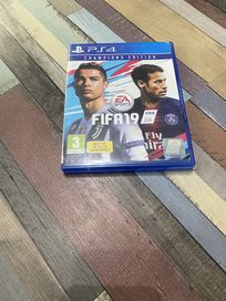 Продавам FIFA19 в отлично състояние