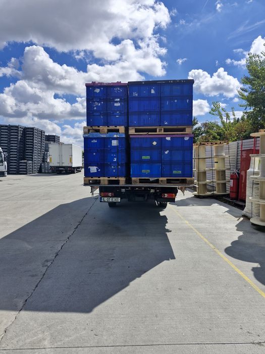 Transport marfă cu dubă prelată și lift hidraulic
Transport