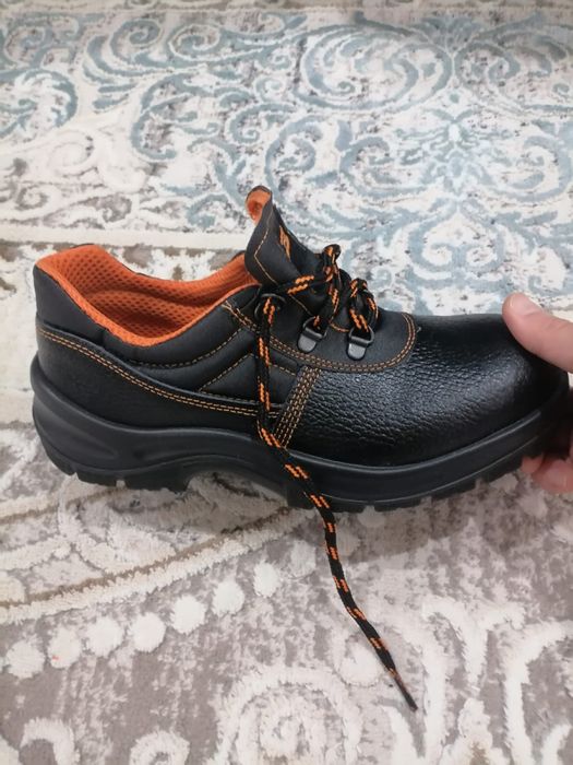 Продается новая пара спец обуви