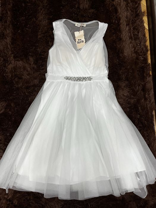 Бяла рокля с тюл