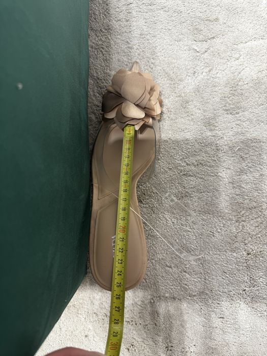 Красиви нови Зара, Zara