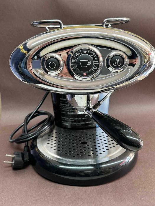 Кафемашина с капсули ILLY style by luca trazzi / Перфектна