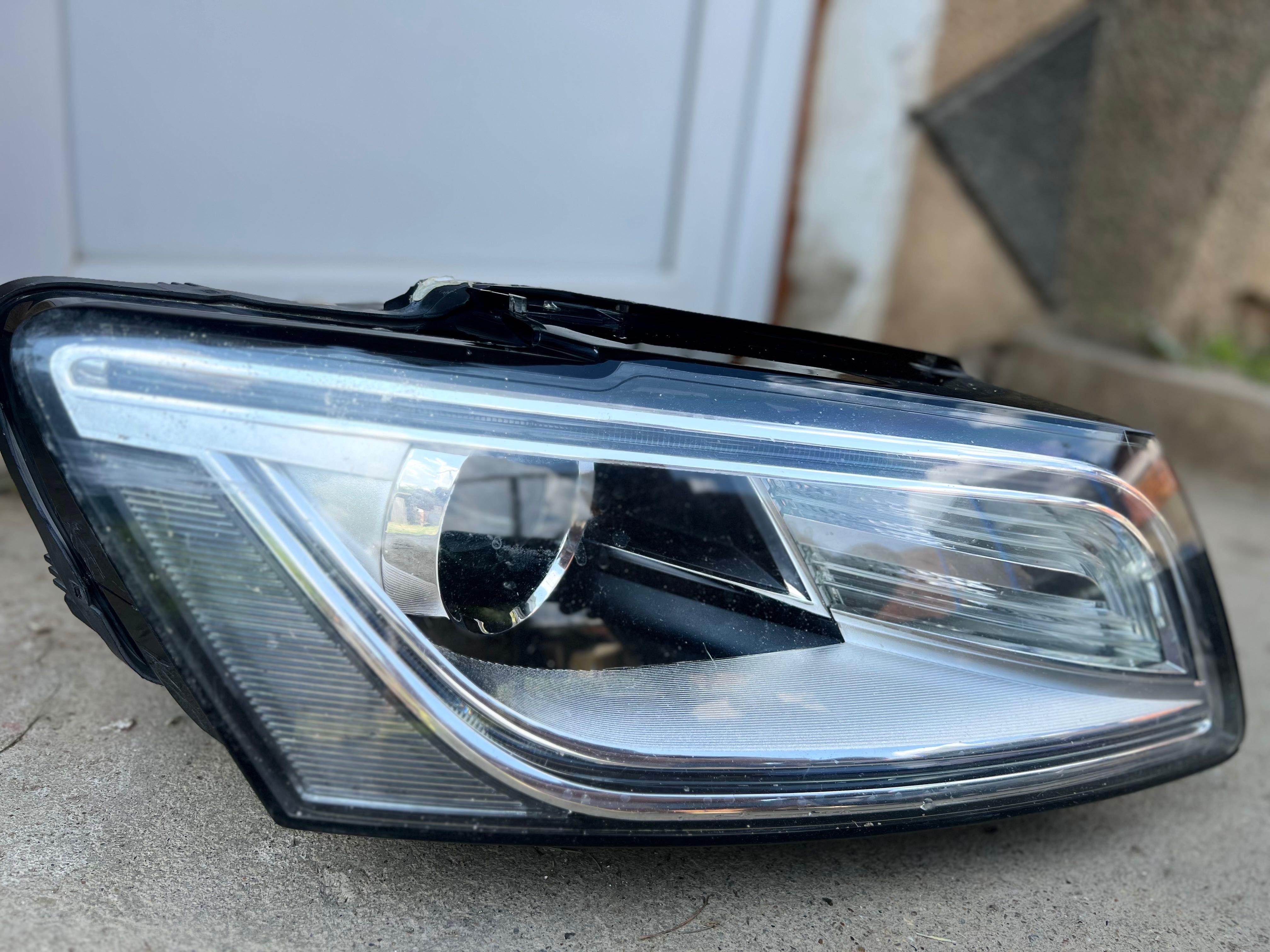 Продавам десен фар за Audi Q5