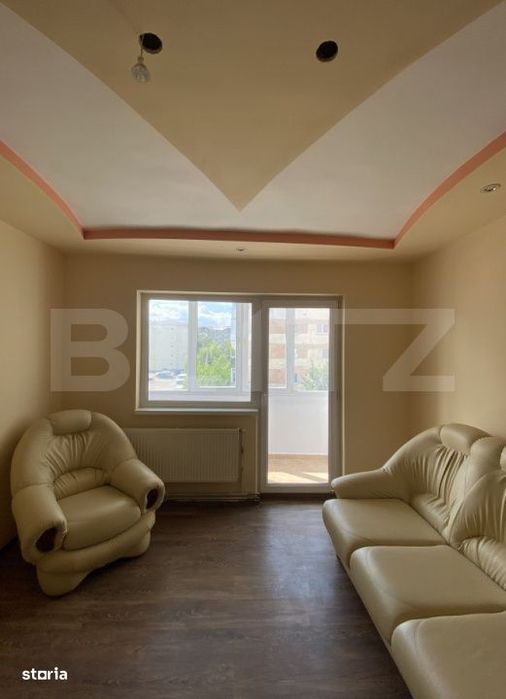 Apartament de 3 camere, 2 bai si balcon inchis, etaj intermediar