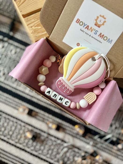 Щипка клипс държач за биберон с име подарък за бебе погача гризалка