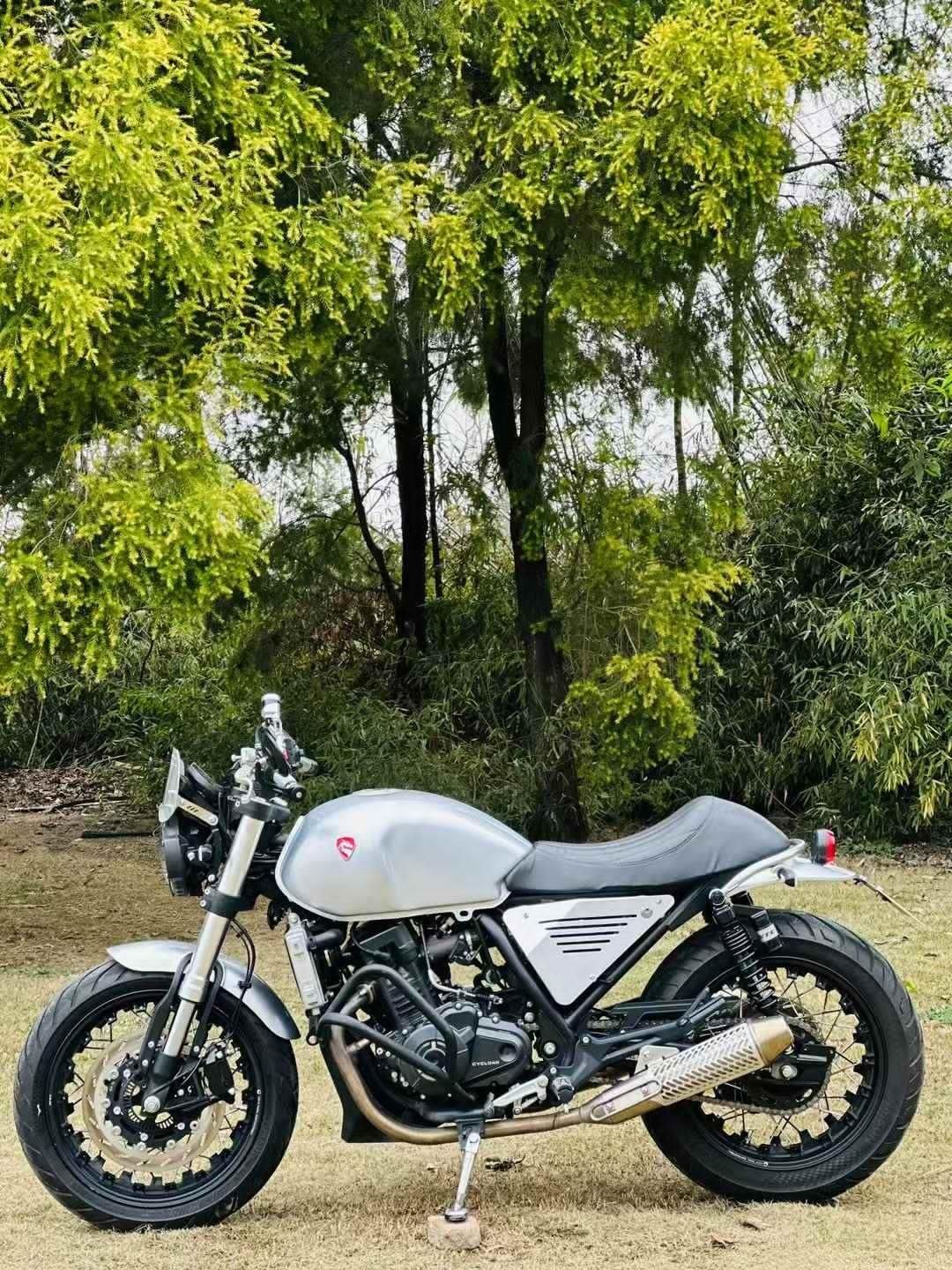 Cyclone RE3 (sr400) caferacer