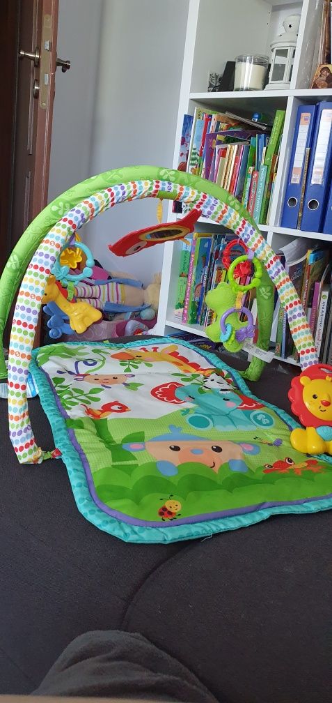 Centru activități salteluta interactiva cu muzica Fisher Price