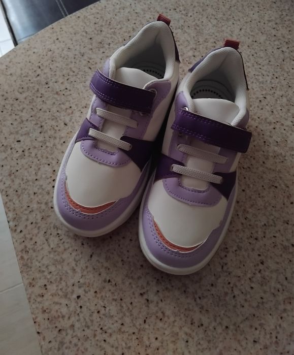 Нови детски маратонки номер 28