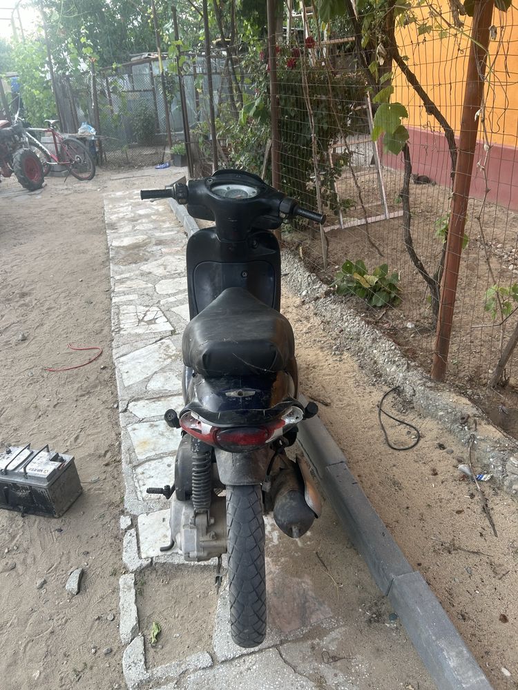 Vând scuter aprilia