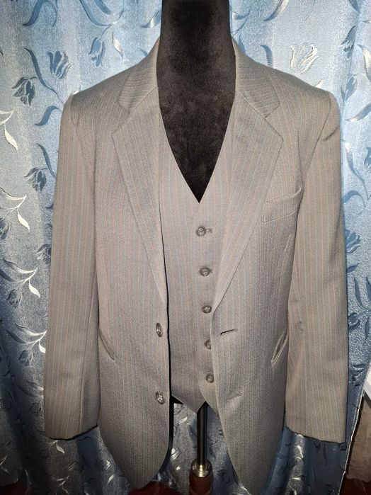 Костюм-тройка мужской из шерсти.