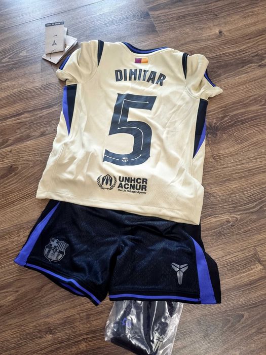 Оригинален резервен екип на Барса с дизайн Коби Браиън