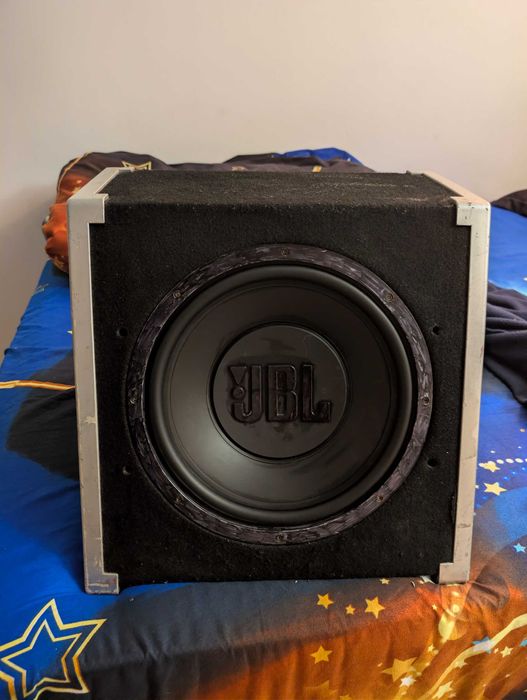 Vând subwoofer JBL cu tot cu incinta. Nu dau la curier. La adresa!