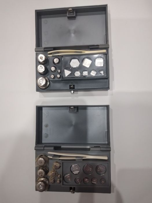 Весы равноплечие ручные и набор калибровочных гирь