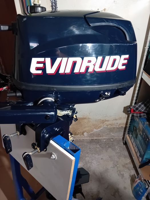 Vând motor Evinrude