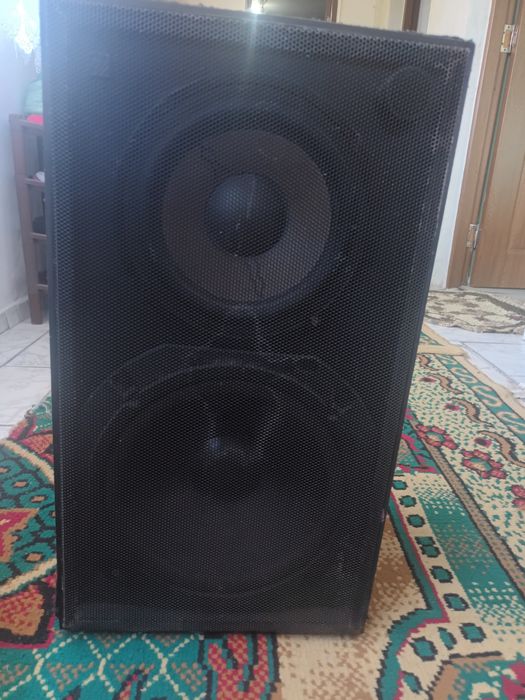 Boxe cu tub de bass incorporat