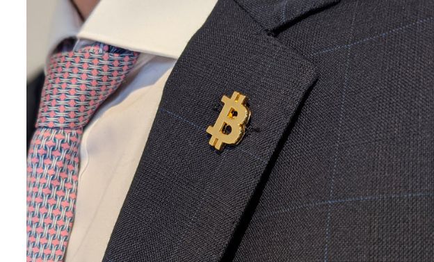 Pin sigla Bitcoin aurit - rever la sacou