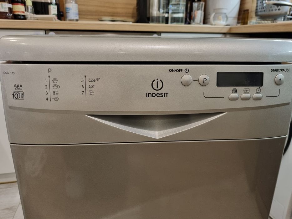Свободностояща миялна машина Indesit в отлично състояние