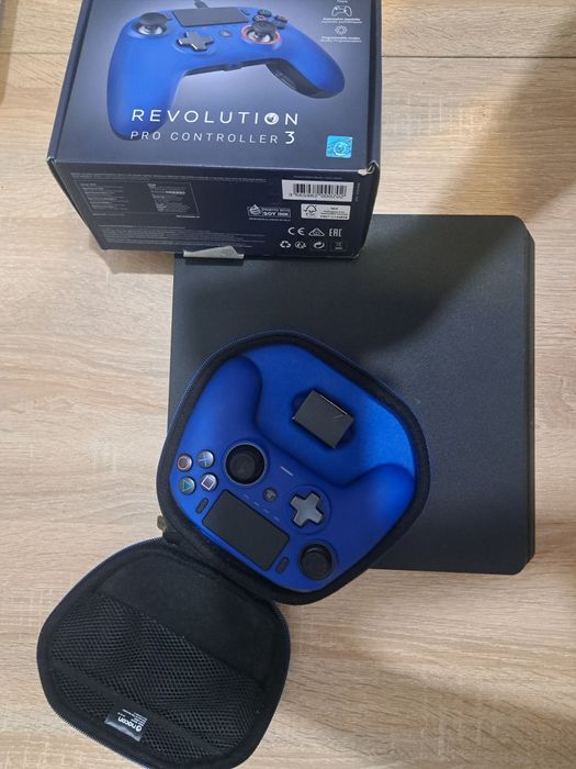 PS4 Slim 500GB + Maneta Nacon Revolution
Vând P