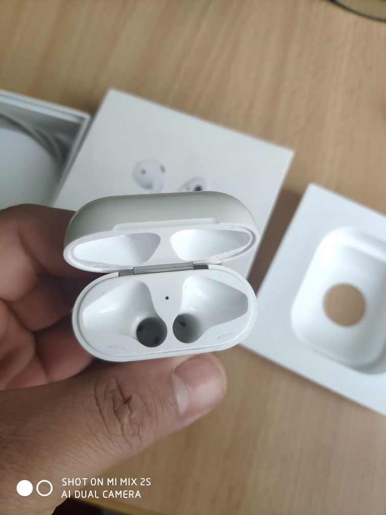 Продам оригинальные кейс от airpods 2