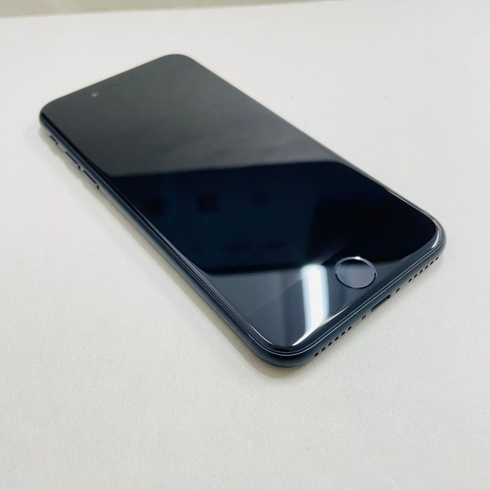 iPhone SE 3 (чёрный) в отличном состоянии