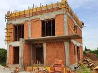 Construcții case la roșu