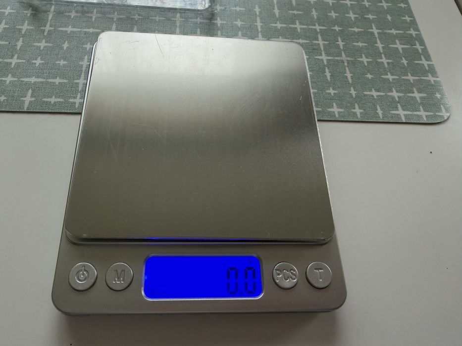 Малко електронно кантарче – 10 × 13 см, син дисплей