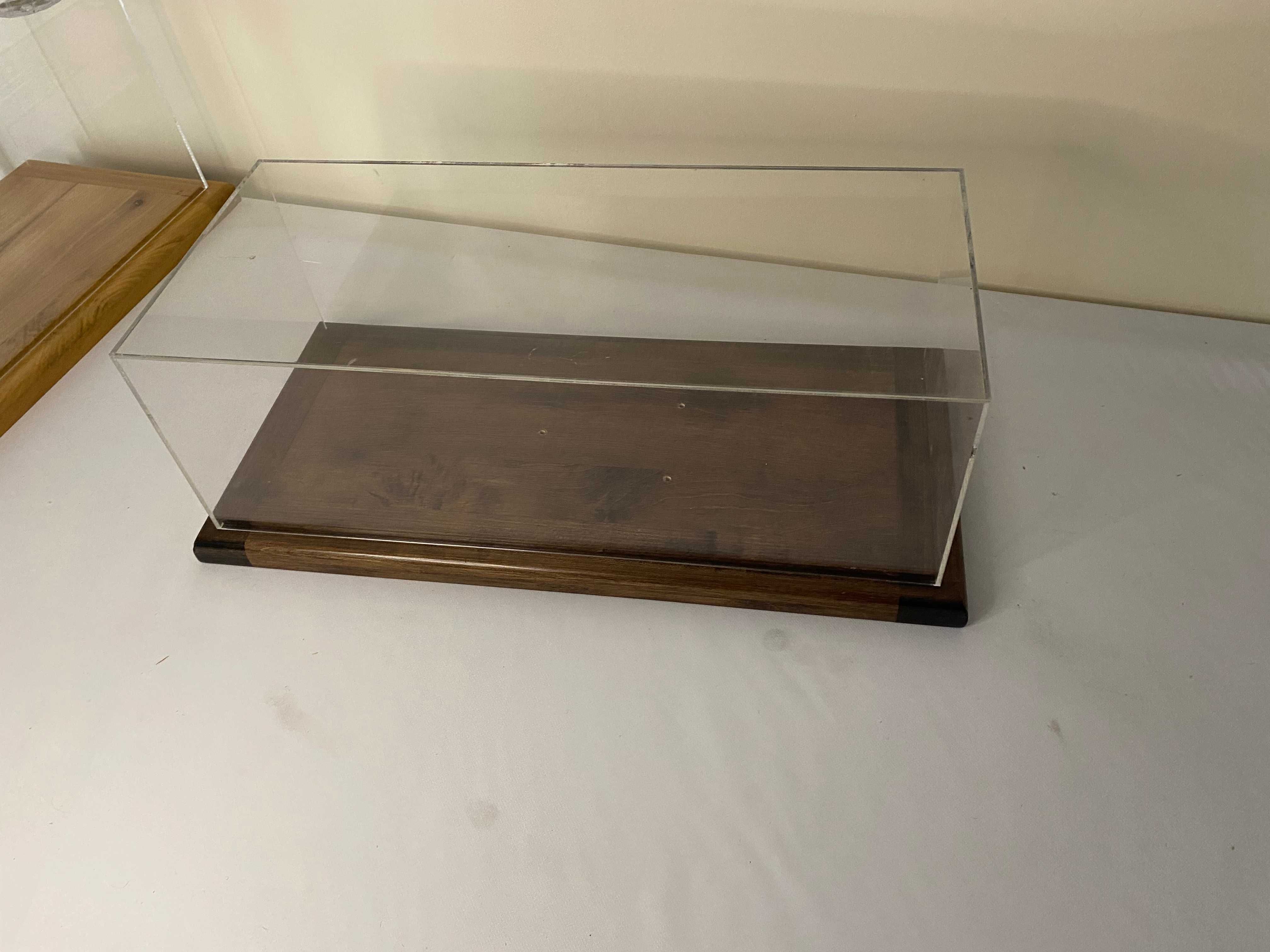 Vitrine machete, sticla sau plexi,cu inchidere si lumini