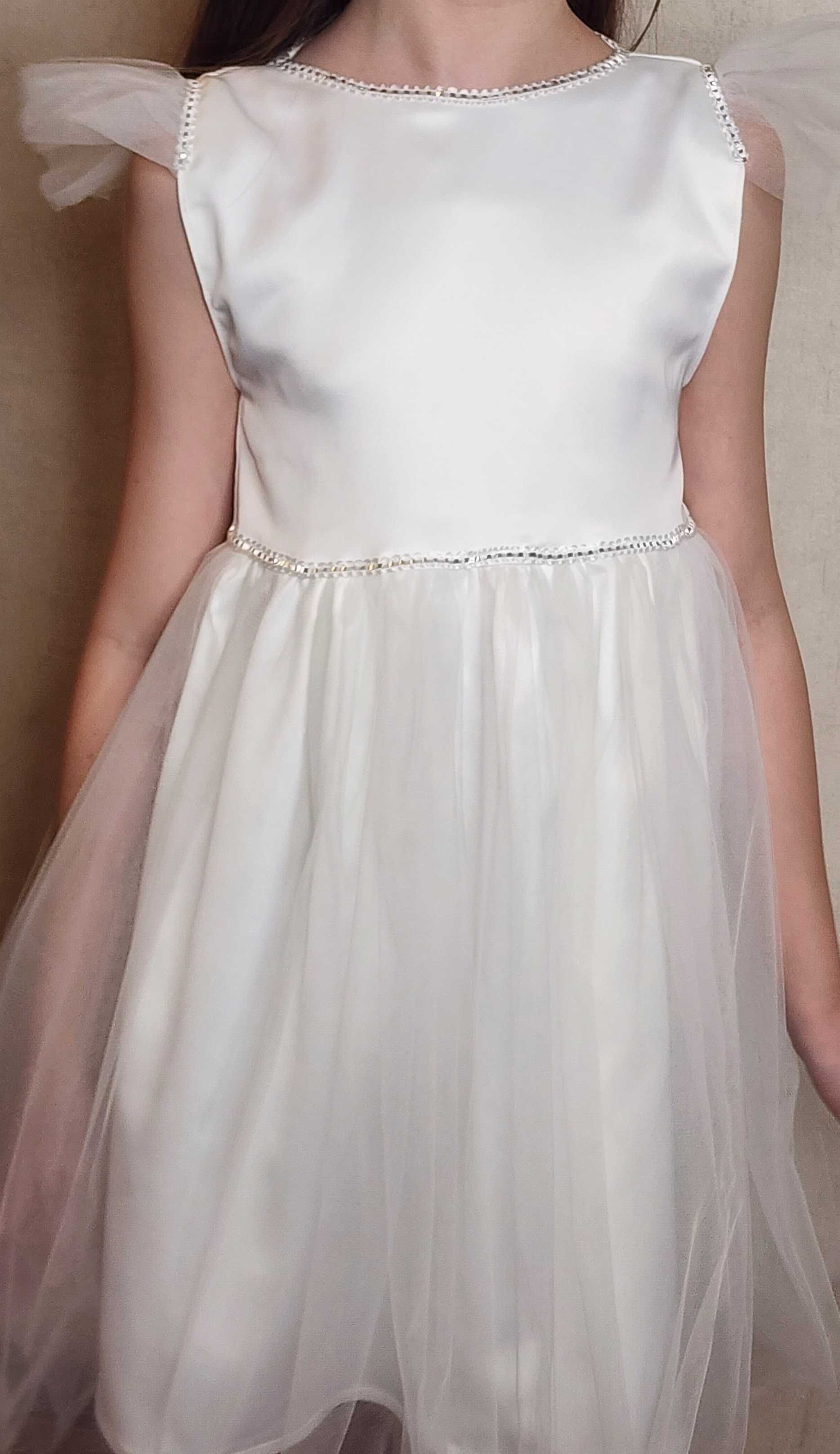 Нарядное платье белого цвета для девочки