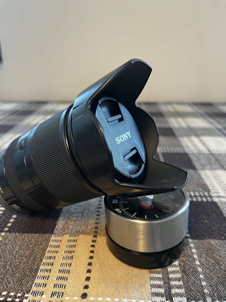 Обектив Sony 3.5-6.3f/18-200mm OSS със сенник