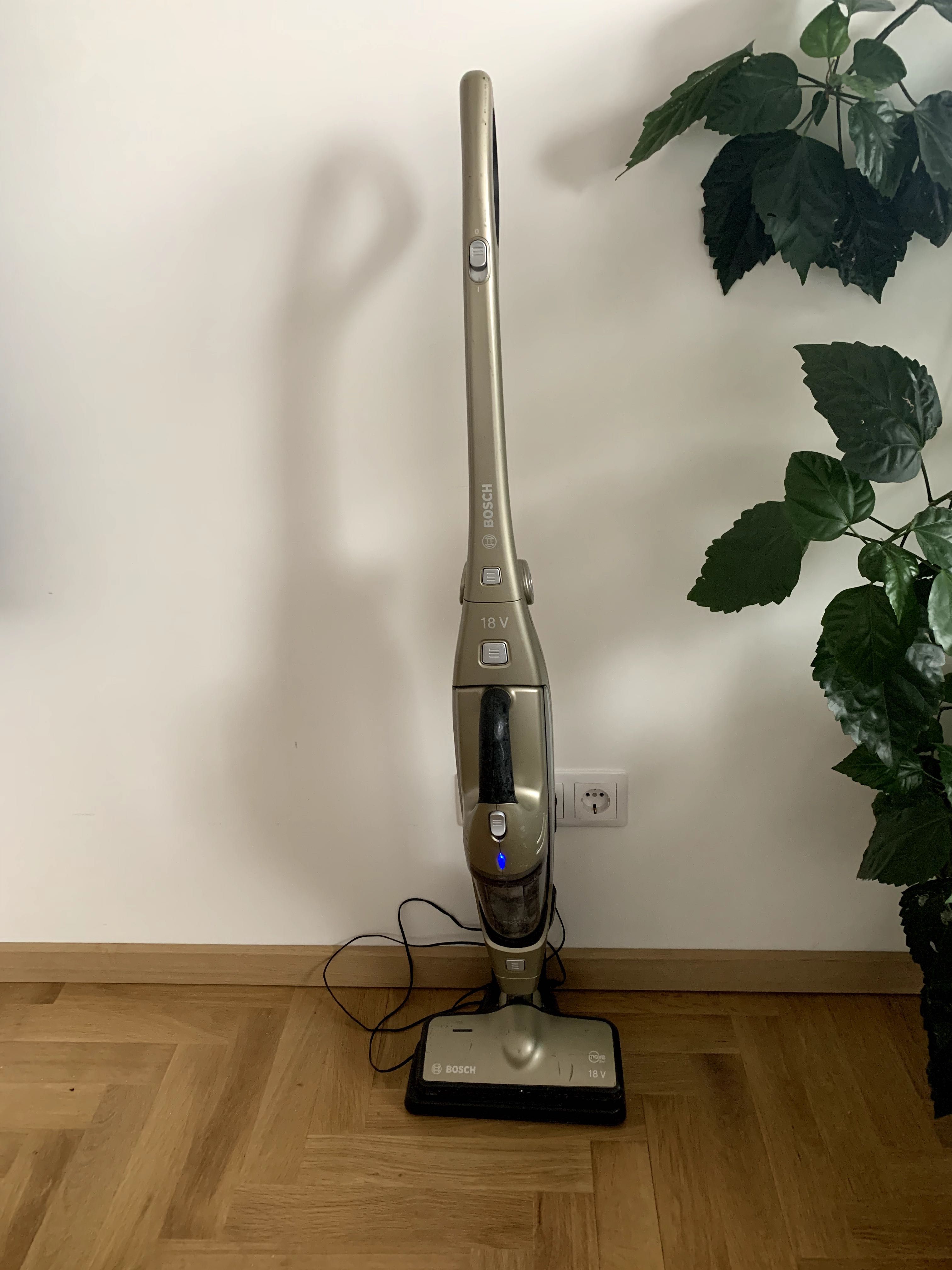 Bosch_вертикална безжична прахосмукачка_2 в 1_18 V_Li-Ion батерия