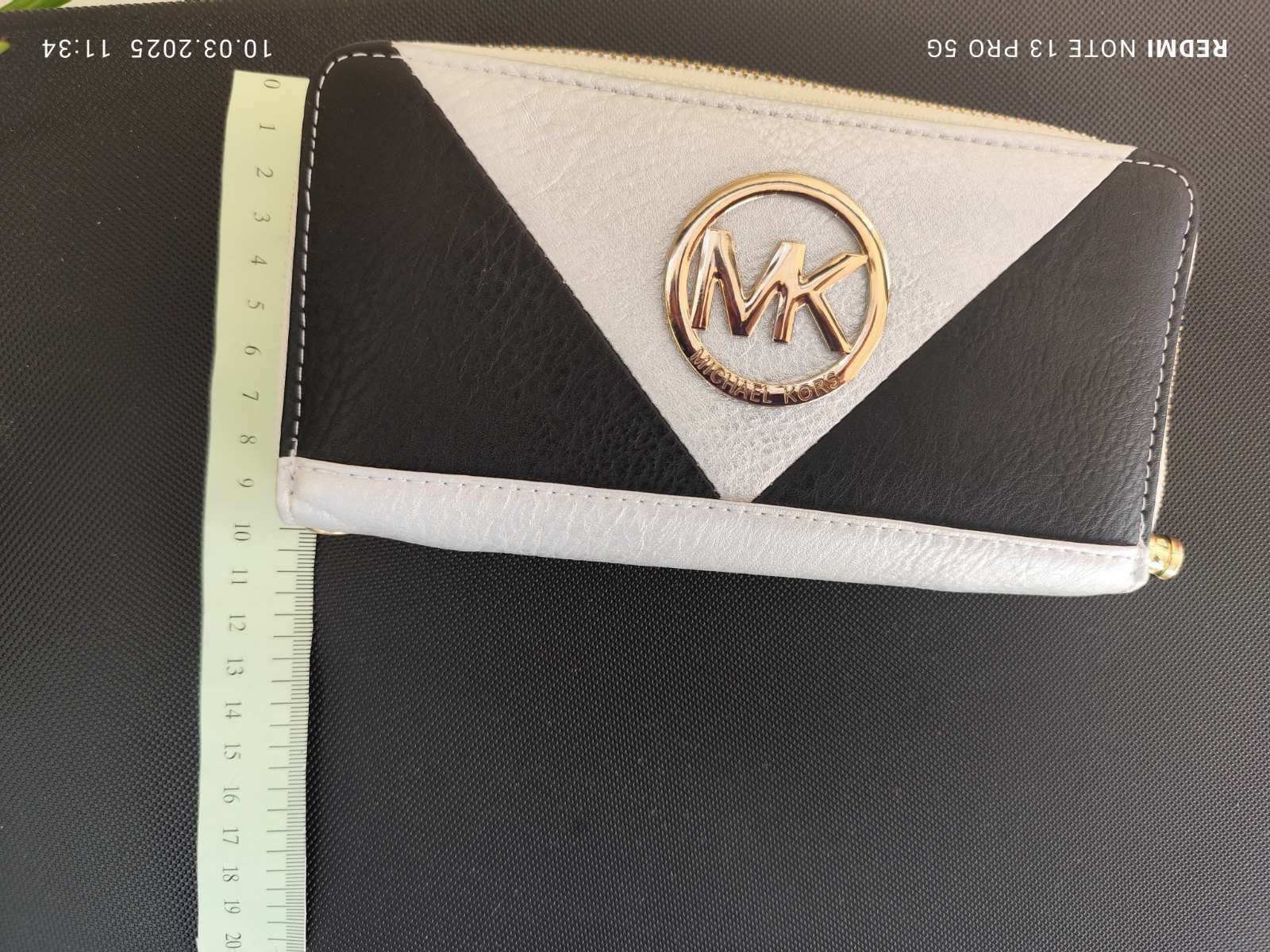 Дамско портмоне Michael Kors
.Състояние :чисто нов неупотребяван портф