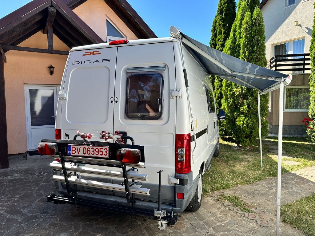 Camper autorulota Adria 4 locuri dormit 4 locuri în mers