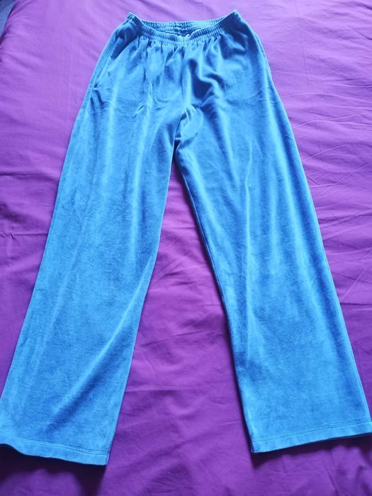 Pantaloni cu buzunare, din catifea.Culoare bleu. Marimea M,purtat odat