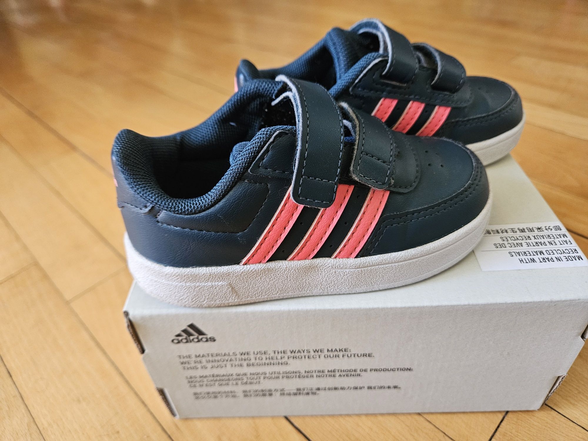 Маратонки Adidas, номер 23