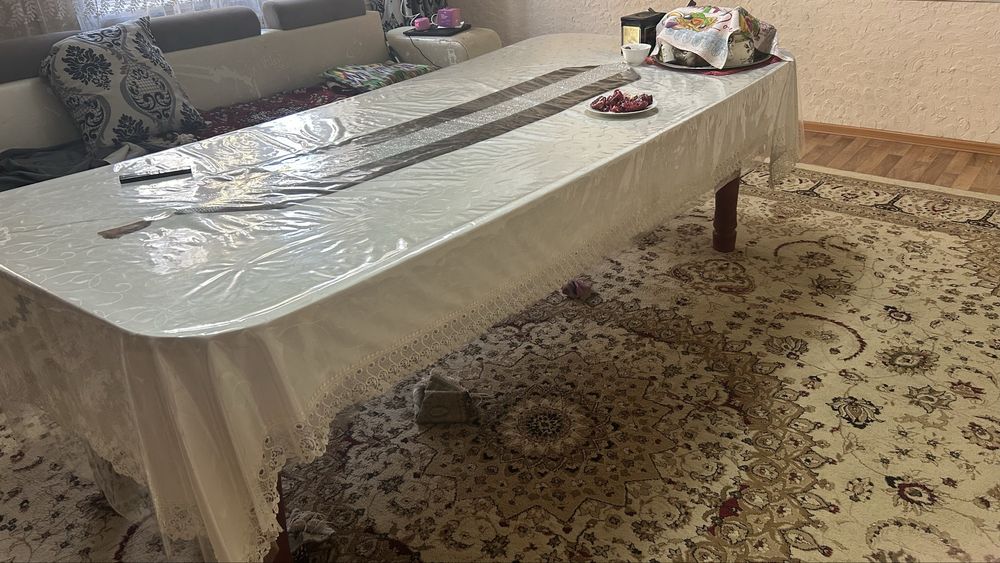 Стол трансформер 2,5 метра со стульями, продаю срочно.