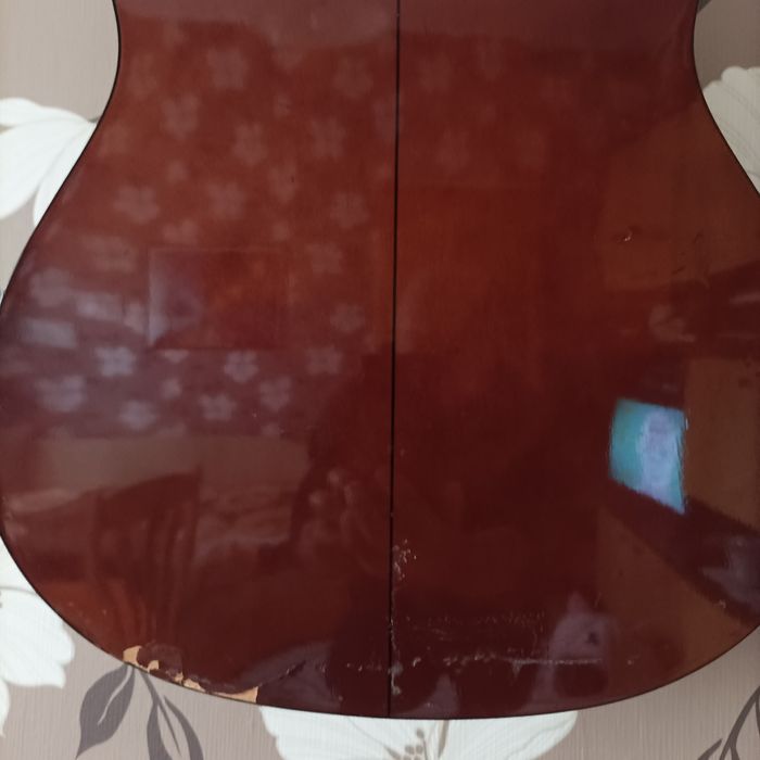 Продавам акустична китара ползвана малко