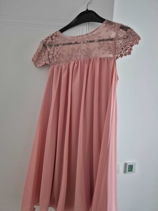 Vand rochii si costum barbati