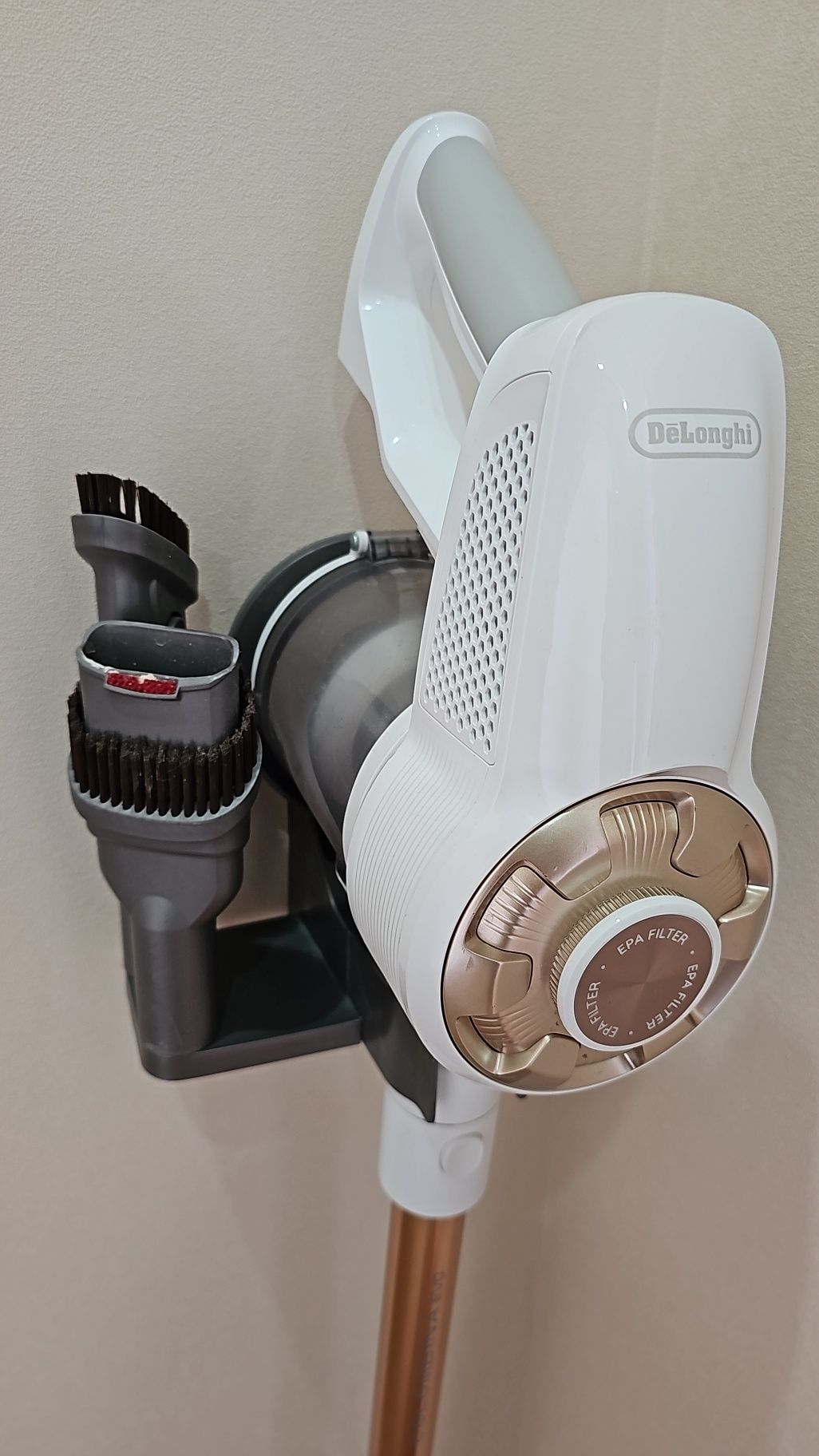 Пылесос вертикальный Delonghi
