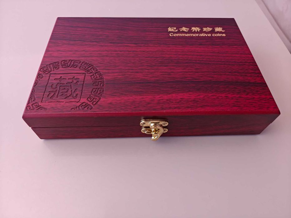 Дървена кутия за монети