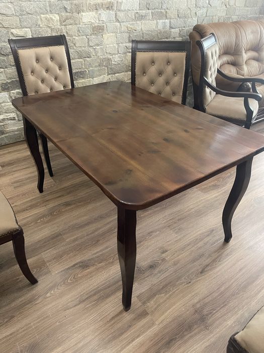 Масивна трапезна маса от естествено дърво