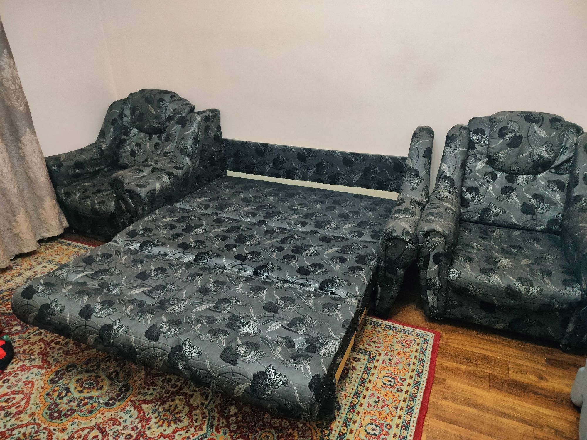 Продам Диван, с двумя креслами