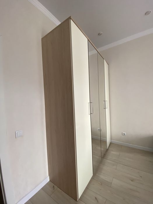 Продам шкаф с глянцевыми дверцами