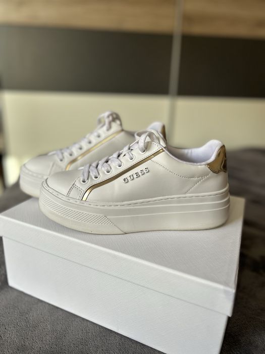 Кецове Guess като чисто нови с два чифта връзки