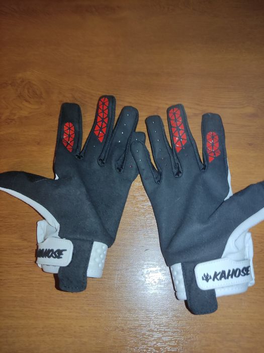 Продаю мтб перчатки белого цвета размер С новые