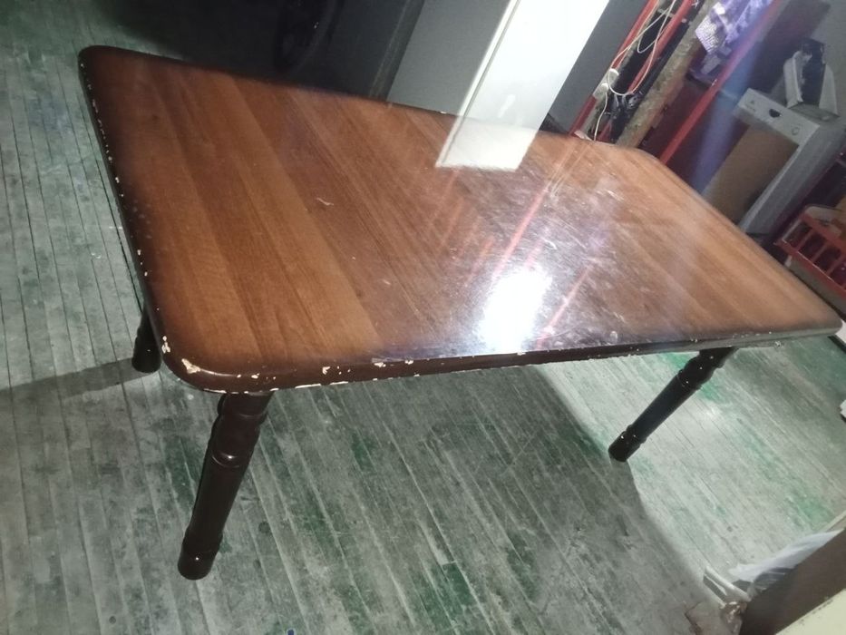 Sotiladigan stol bor ham xontaxta ham katta stol buladi 180x90