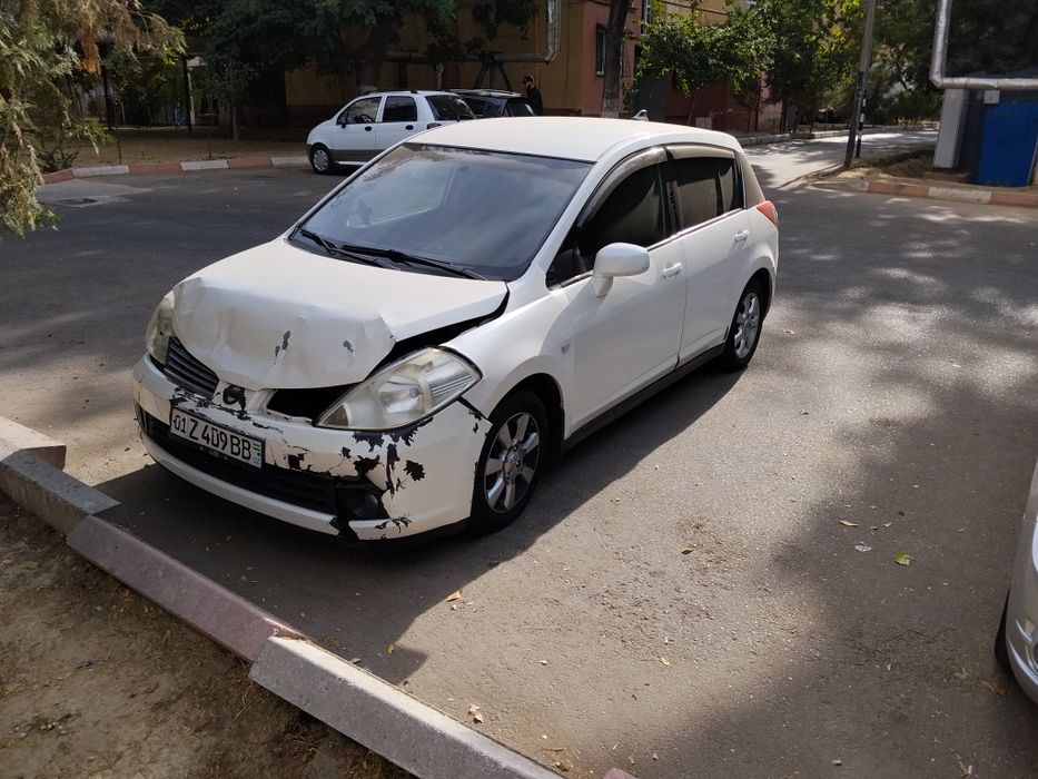Nissan tiida sotiladi oldidan urilgan