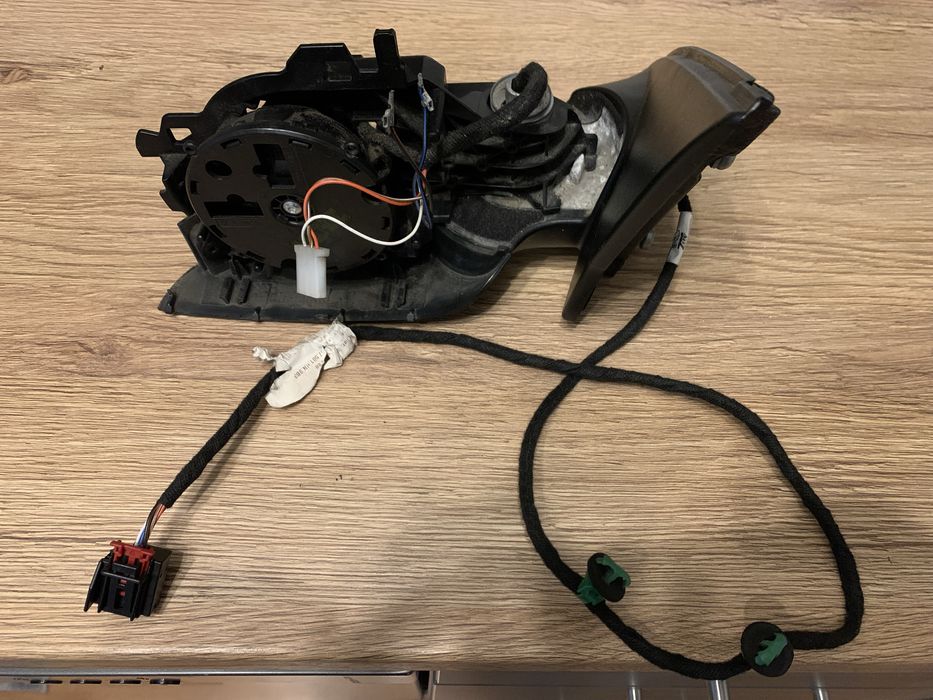 Brat oglinda stnga Golf 5, Golf 6 Combi