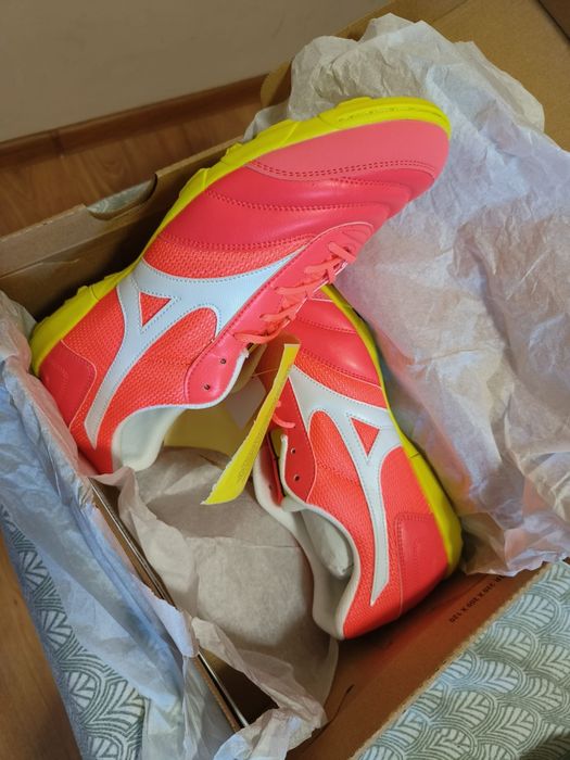 Adidași fotbal turf brand Mizuno.